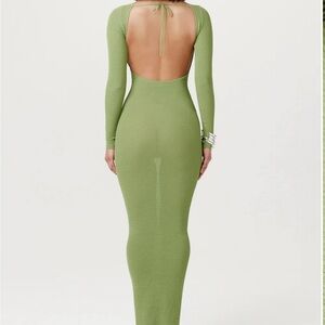 LIGHTWEIGHT AND EXTRA STRETCHY KNITTED MAXI DRESS IS CUT WITH LONG SLEEVES